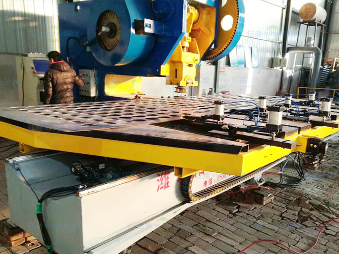 公司新購入一臺500T除塵器花板自動(dòng)沖床 公司新購入一臺500T除塵器花板自動(dòng)沖床